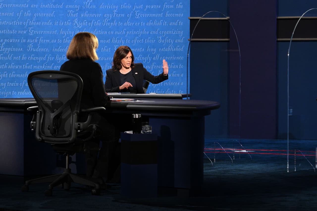 La candidata demócrata se negó a responder si Biden apoya la iniciativa Green New Deal, que, según los conservadores, aniquilaría la economía estadounidense al ponerle trabas y mayores costos a la producción.
<br>