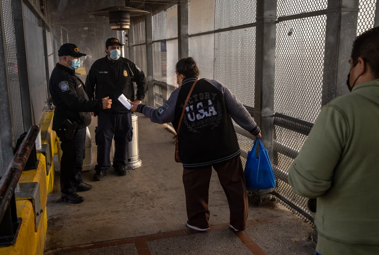 Cerca de 2,500 solicitantes de asilo fueron enviados a México durante la Administración de Trump bajo los 'Protocolos de Protección de Migrantes' (MPP) para que esperaran ahí respuesta a sus solicitudes. 
<b><a target="_blank" href="https://www.univision.com/especiales/noticias/2020/atrapados-en-mexico-migrantes-mpp/index.html">Lee nuestro especial 'Atrapados en México'.</a></b>