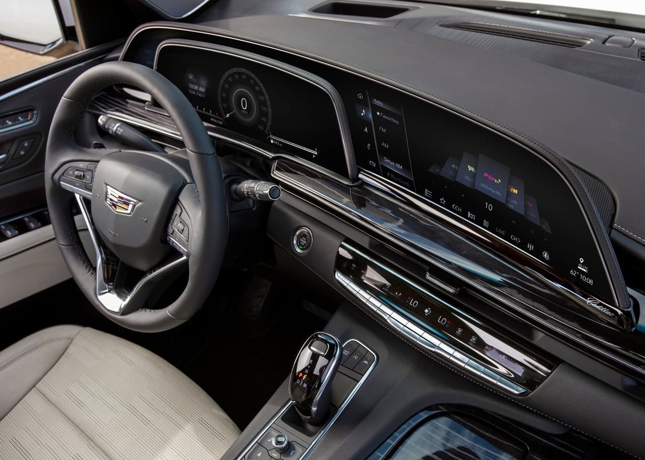 Esta unidad también equipa un sistema de entretenimiento con pantallas de 12.6 pulgadas para los asientos traseros, sistema de audio premium de la marca AKG, integración inalámbrica de Apple CarPlay y Android Auto, visión nocturna, conducción semi-autónoma y una enorme pantalla táctil curva OLED de 38 pulgadas que cumple la función de panel de instrumentos y centro neurálgico para el sistema de información y entretenimiento. Todos estos elementos la convierten en una de las camionetas tecnológicamente más avanzadas de la actualidad.