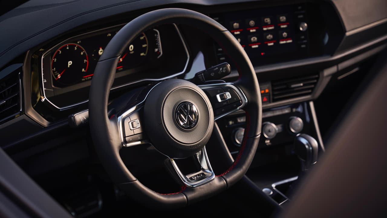Todos los modelos Volkswagen Jetta GLI cuentan con la capacidad de elegir entre 
<b>varios modos de manejo</b>. Estos modos son Normal, Sport, Eco y un modo Custom que permite al usuario configurar la respuesta de la dirección, el acelerador, el diferencia,, el sonido del motor y hasta el sistema climático, para manejar a su gusto. Volkswagen ofrecerá una edición '35 aniversario' en la que el modo custom también permitirá configurar la suspensión y ofrecerá un quinto modo de manejo orientado a la comodidad.
