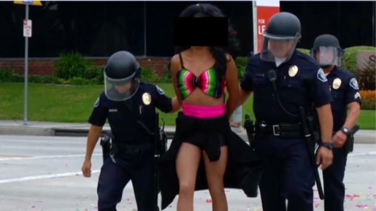 Inmigrantes transgénero denuncian que el Centro de Detención de Santa Ana es un "infierno"