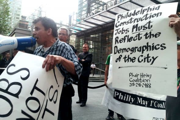 Los manifestantes terminaron enfrente del edificio de Comcast. Este hombre pedía más aceso a gente minoritarias en ser miembros de los sindicatos de la ciudad.