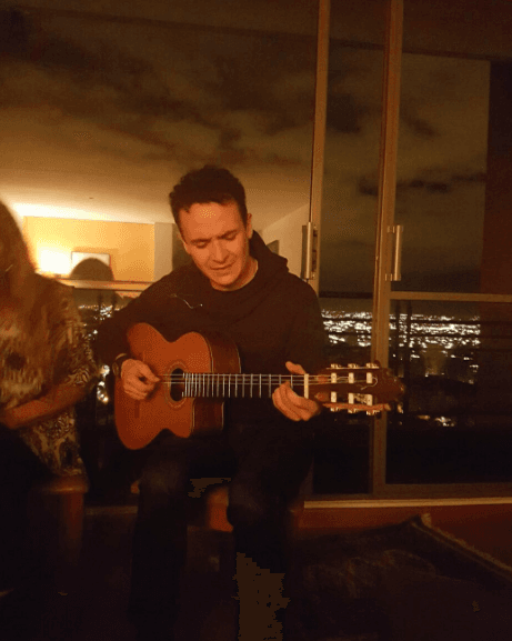 Él es un músico muy dedicado a lo que hace y tanta es su pasión que no mide el tiempo que invierte en sus composiciones.