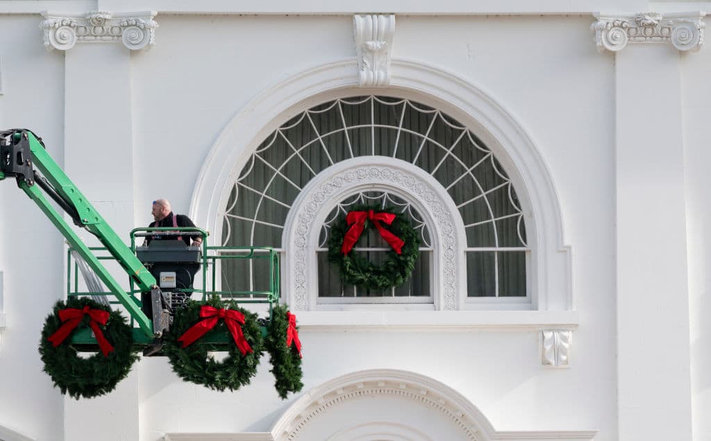 Se instalaron coronas navideñas en la Casa Blanca.