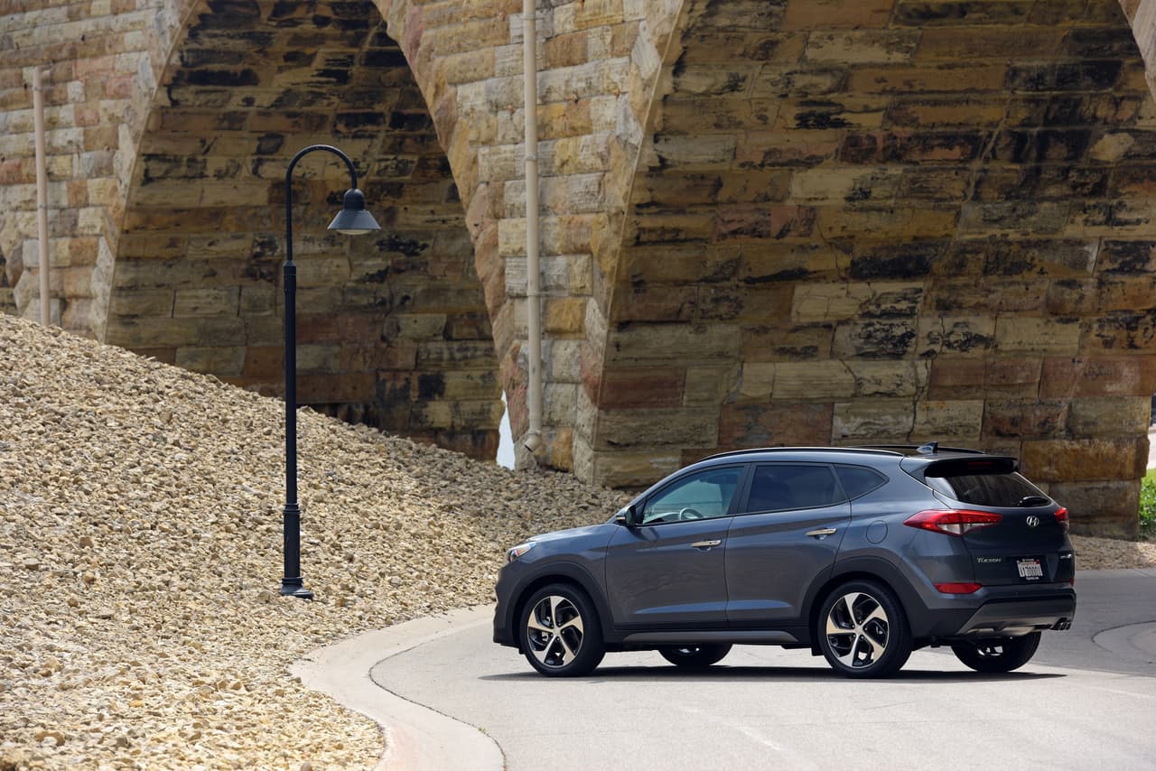 Anteriormente hablar de un motor turbo implicaba alto consumo de combustible Los tiempos han mejorado y ahora se puede tener un carro con propulsor turbo sin temor a gastar más dinero en cada visita a la estación de servicio. En el caso de la Hyundai Tucson Sport su motor 1.6 litros turbo de 175 caballos de fuerza y 195 lb-pie de torque es una buena opción.
<br>
<b>Consumo de combustible combinado:</b> 26 mpg
<br>
<b>Consumo de combustible ciudad:</b> 18 mpg
<br>
<b>Consumo de combustible carretera: </b>35 mpg
<br>