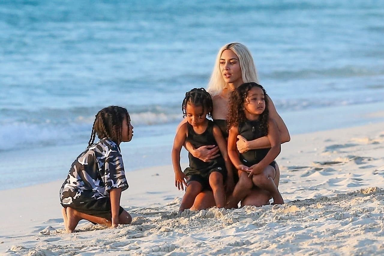A pesar de los cambios que han vivido en los últimos meses, tras el divorcio de Kim Kardashian y el cantante Ye, los niños lucen felices y muy cercanos a la empresaria.