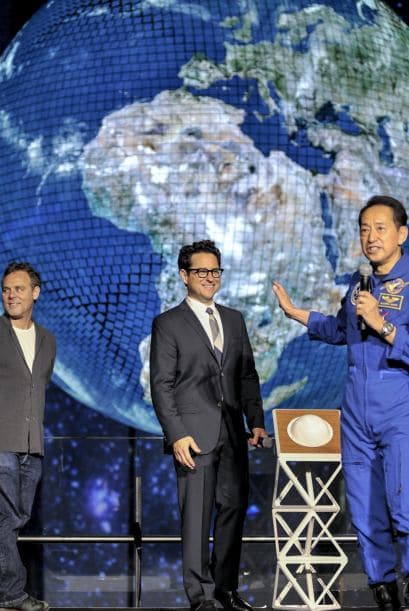 ¿Podríamos viajar entonces de una dimensión a otra usando los agujeros negros? ¿Sería posible ir atrás en el tiempo hacia adelante en el futuro? Según las diferentes teorías científicas relativas a la existencia de universos paralelos habría planos unidos por una zona de agujero negro.