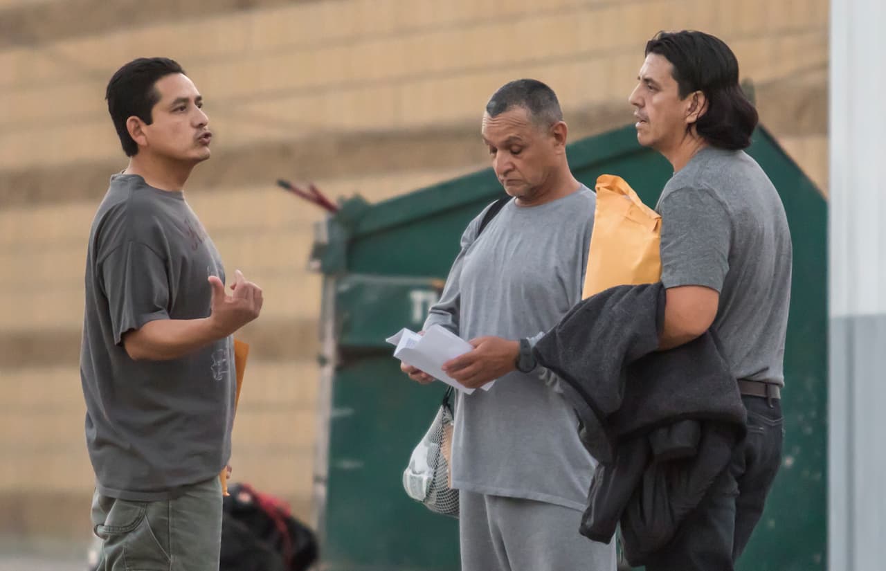 Migrantes deportados por la garita de El Chaparral, en la frontera entre Tijuana, México y San Ysidro, Estados Unidos. "Hemos expresado nuestra preocupación por el respeto a los derechos de los mexicanos en Estados Unidos
<b>.</b> Hablamos de la imposibilidad jurídica de que un gobierno tome decisiones que afecten a otro de forma unilateral. Y la necesidad de que este tipo de decisiones que nos afectan a ambos sean resultado del diálogo y del acuerdo", señaló el canciller mexicano Luis Videgaray luego de reunirse con el Secretario de Seguridad nacional de EEUU, John Kelly.