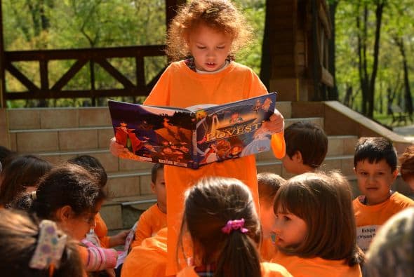 FOMENTA SUS INTERESES - Escoge libros acerca de sus actividades favoritas: visitar el zoo, nadar, jugar a atrapar una pelota. Respalda sus videos y programas de televisión favoritos con libros acerca de los personajes.