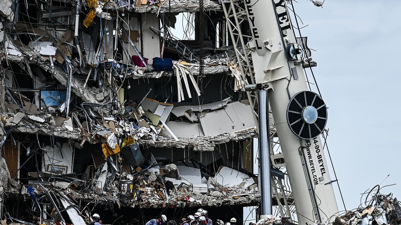 “Están cayendo pedazos de concreto”: aseguran los bomberos que trabajan en el derrumbe en Surfside