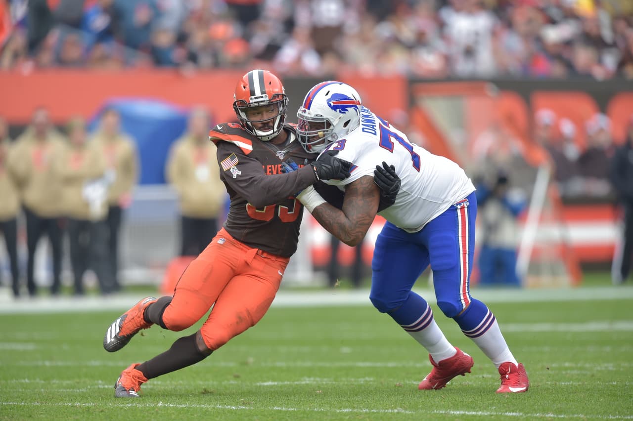 <b>Myles Garrett | DE | Cleveland Browns</b>
<br>
<b>- Edad: 24 años</b>
<br>- Comprensiblemente perdido en el inexcusable golpe de casco de Garrett del pasador de los Steelers Mason Rudolph fue el resultado de una campaña estelar. 
<br>- A pesar de la suspensión resultante que terminó con la temporada de Garrett después de la Semana 11, el hombre de tercer año registró una tasa de victorias por pase de 25 por ciento de la NFL, por PFF. 
<br>- Los Browns vieron cómo su defensa se desmoronaba sin él en la recta final, ya que los coordinadores ofensivos emocionados podían olvidarse de repente de una de las bolas de energía más feroces del juego. Garrett tiene la capacidad de superar las 20 capturas en el entorno adecuado.