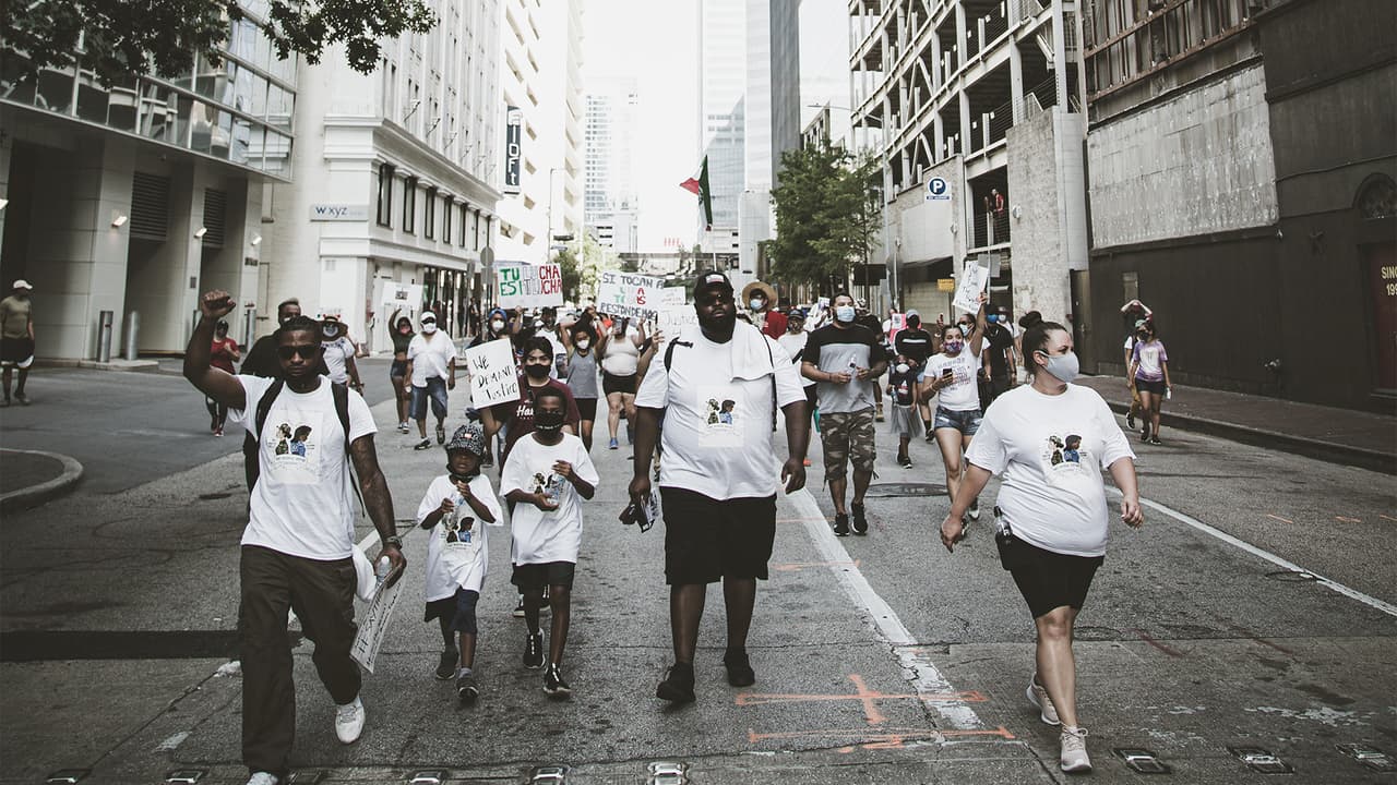 Además de exigir justicia por Vanessa, algunos recordaron también a 
<a href="https://www.univision.com/local/houston-kxln/unas-60-000-personas-marcharon-en-houston-para-honrar-la-memoria-de-george-floyd-fotos">George Floyd</a>, quien falleció después de tener un incidente con un policía, desatando númerosas protestas en las últimas semanas a nivel nacional.