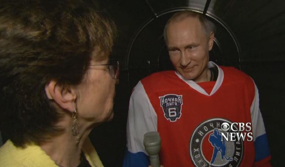 Vestido de jugador de hockey, Putin pide que no se molesten con él por el despido de James Comey