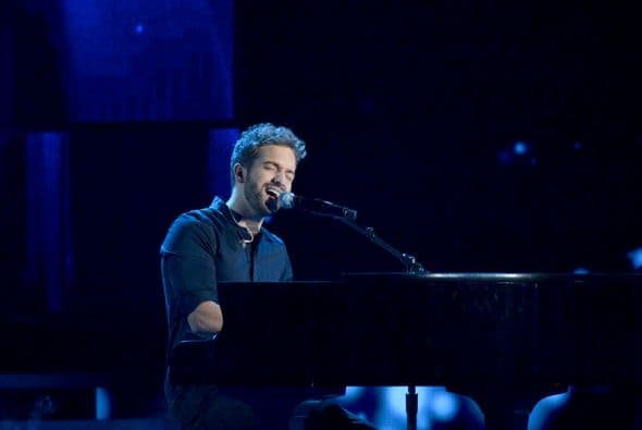 Con un escenario sólo con colores negros y azules, el cantante mostró su lado más romántico.