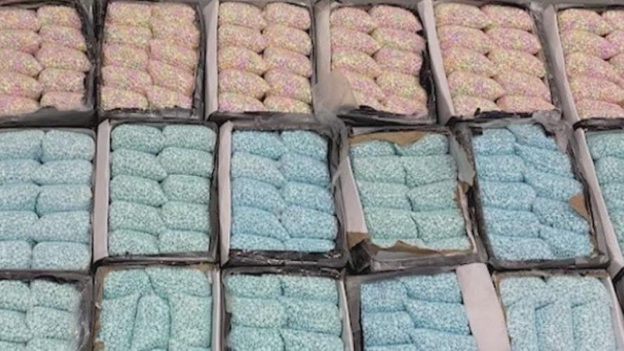 Cuando septiembre estaba terminando, las autoridades informaron que una operación a nivel nacional derivó en la incautación de
<b><a href="https://www.univision.com/local/arizona-ktvw/8-millones-pastillas-fentanilo-phoenix-operacion-nacional" target="_blank"> 8 millones de pastillas de fentanilo</a></b> tan solo en Phoenix, entre el 23 de mayo y el 8 de septiembre.