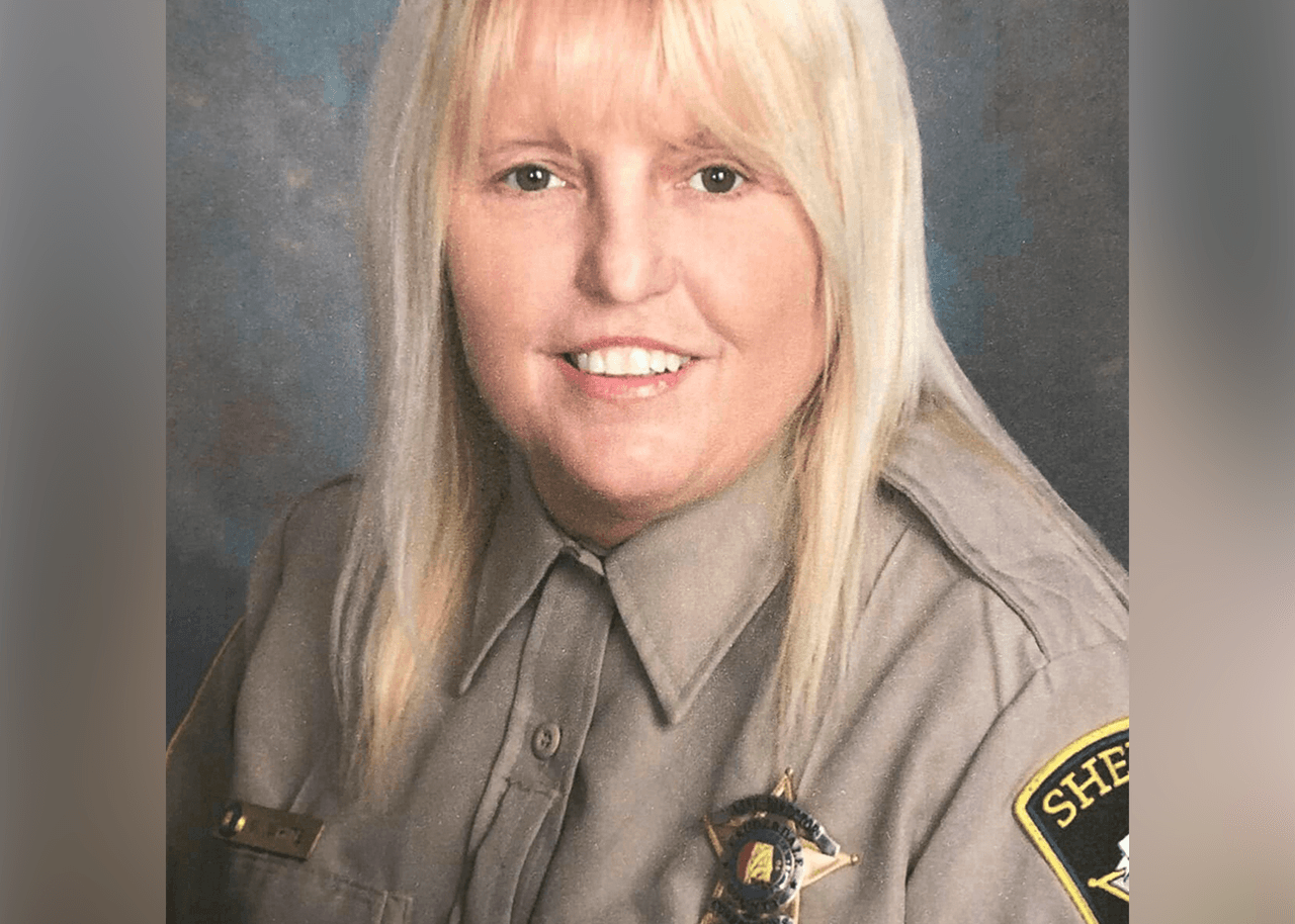 Esta foto proporcionada por la oficina del alguacil del condado de Lauderdale en abril de 2022 muestra a la exfuncionaria correccional Vicky White. La muerte de Vicky White, de 56 años, ocurrió por un disparo en la cabeza.