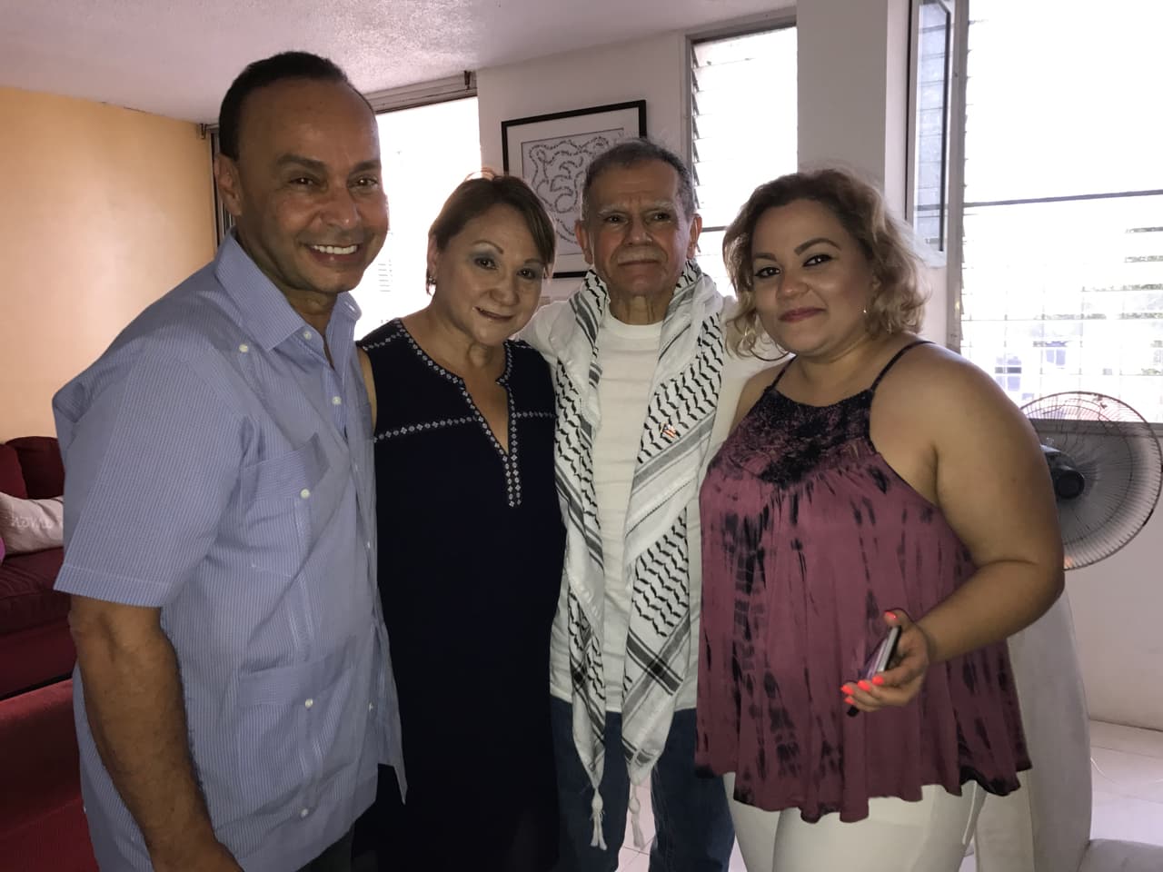 El congresista Luis Gutiérrez, su esposa Zoraida Arocho y su hija, se abrazan con el independentista a su regreso a la isla.