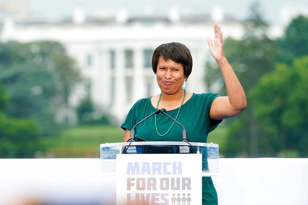 Otra de las oradoras del día ha sido la alcaldesa del distrito de Columbia, Muriel Bowser. “Ya es suficiente”, dijo Bowser. “Hablo como alcaldesa, como madre, y hablo por millones de estadounidenses y los alcaldes de Estados Unidos que exigen que el Congreso haga su trabajo. Y su trabajo es protegernos, proteger a nuestros niños de la violencia armada”, agregó.