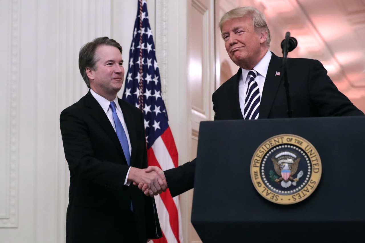 <b>La victoria de Kavanaugh.</b> Con 
<a href="https://www.univision.com/noticias/politica/por-apenas-dos-votos-de-diferencia-y-mucha-polemica-brett-kavanaugh-es-confirmado-para-la-corte-suprema-de-justicia"><u>50 votos a favor contra 48, Brett Kavanaugh logró ser confirmado como magistrado de la Corte Suprema de Justicia.</u></a> El ajustado resultado final y el polémico proceso de confirmación 
<a href="https://www.univision.com/noticias/politica/fotografias-interactivas-las-similitudes-y-diferencias-entre-el-interrogatorio-a-anita-hill-1991-y-a-christine-blasey-ford-2018"><u>que incluyó acusaciones de agresión sexual supuestamente cometidas por el juez</u></a> en sus tiempos estudiantiles,
<a href="https://www.univision.com/noticias/politica/por-que-la-disputa-sobre-kavanaugh-es-el-simbolo-perfecto-del-pais-de-trump"> <u>son signos del tiempo hiperpolarizado que vive la sociedad estadounidense</u></a>. El 8 de octubre Trump acompañó al nuevo magistrado en su juramentación.