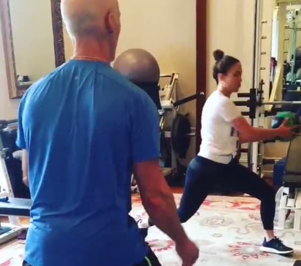 Muy aplicada, sigue paso a paso cada indicación al ritmo de 'Empire Of The Sun'.