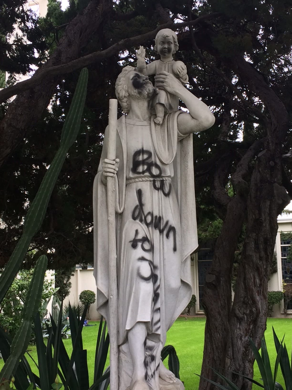 La iglesia católica St. Christopher en West Covina fue víctima de vandalismo el sábado 25 de febrero.