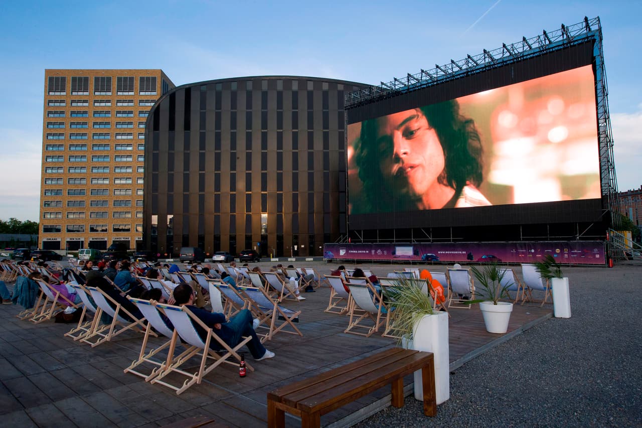 "Estamos entusiasmados de compartir planes para reanudar proyecciones de películas gratuitas este verano y brindar orientación sobre cómo los visitantes del parque pueden disfrutar de entretenimiento al aire libre de manera segura", dijo el Superintendente General y CEO de Chicago Park District, Michael Kelly, en un comunicado.