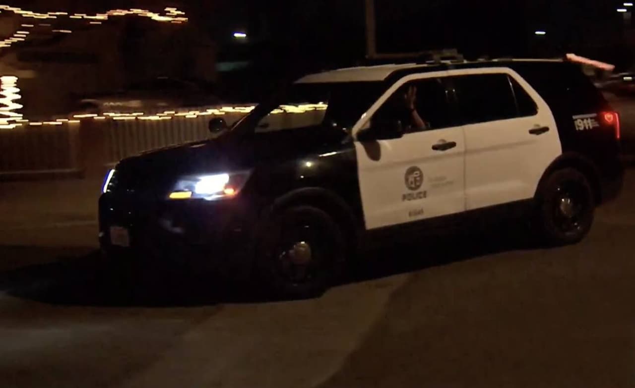 Cualquier información que pueda llevar a la captura de Flores debe ser comunicada a la policía de Los Ángeles o al FBI al teléfono 310-477-6565.