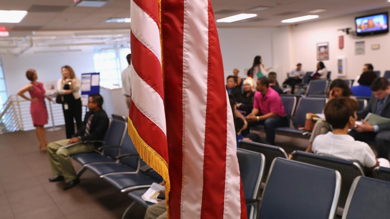 Conoce las alternativas que tienen los trabajadores con la visa H-1B, en caso de ser despedidos