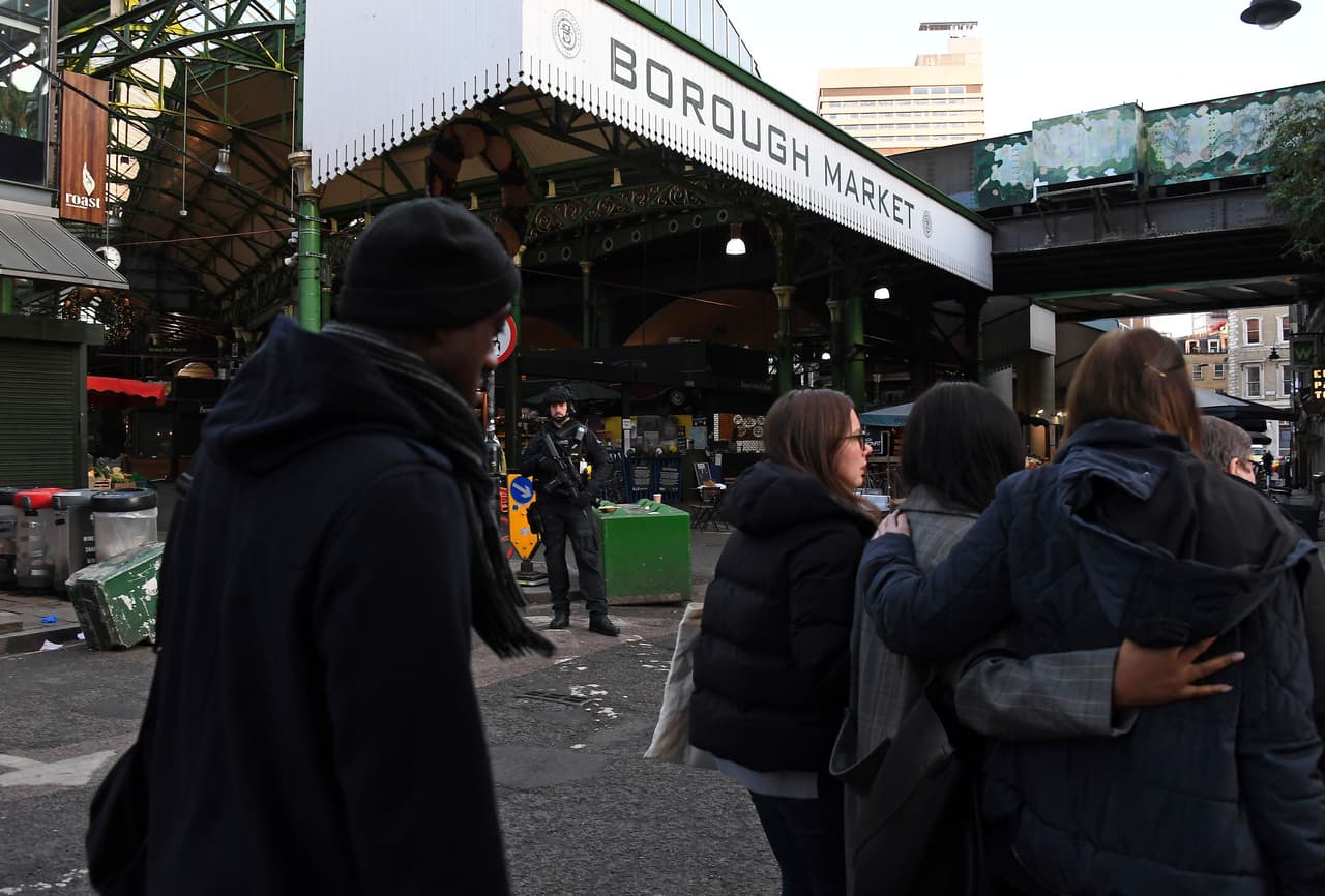 En el área turística de Borough Market, famosa por sus bares y restaurantes y el extremo sur del puente, la Policía evacuó a los presentes. En 2017 varias personas fueron apuñaleadas en este mismo lugar como parte de un ataque terrorista que comenzó cuando un camión atropelló a varios transeúntes.