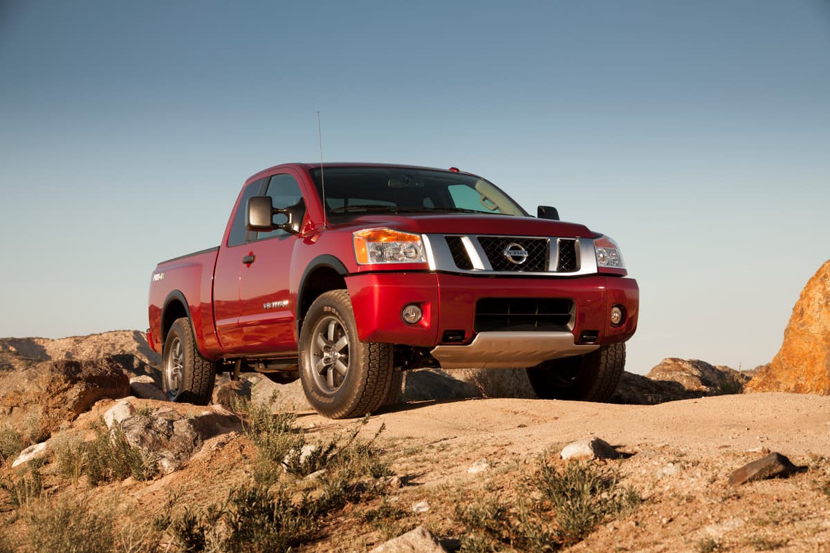 <b>1. Nissan Titan</b>: Al igual que la segunda y actual generación Toyota Tundra, la Nissan Titan llegó para conquistar un mercado que no la recibió con el entusiasmo que su fabricante esperaba, y al igual que está haciendo Toyota hoy con la Tundra, Nissan se tomó su tiempo en remplazarla. Sin embargo a pesar de no haber sido acogida de la manera que Nissan esperaba, la Titan puede decir con orgullo que es la camioneta pickup que mejor retiene su valor en el mercado estadounidense. 
<br>
<br>Según el índice de precios en subasta de autos usados del último trimestre de 2016, compilado por KBB, la Nissan Titan de los años 2013 al 2015 perdió en promedio 
<b>un 8% de su valor o la cantidad de 1,082 dólares</b>.
<br>
<br>En la imagen la 
<b>Nissan Titan 2015.</b>