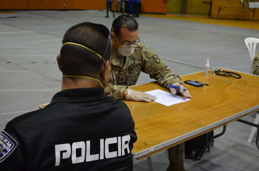 Guardias Nacionales junto a estudiantes de medicina voluntarios se encuentran operando el Centro de Llamadas que estableció la GNPR en el Negociado de Manejo de Emergencias y Administración de Desastres, han contestado, procesado y facilitado la coordinación y referido de más de 2.000 llamadas de la ciudadanía, de hospitales y de otras organizaciones que buscan información, asistencia o apoyo durante esta emergencia.