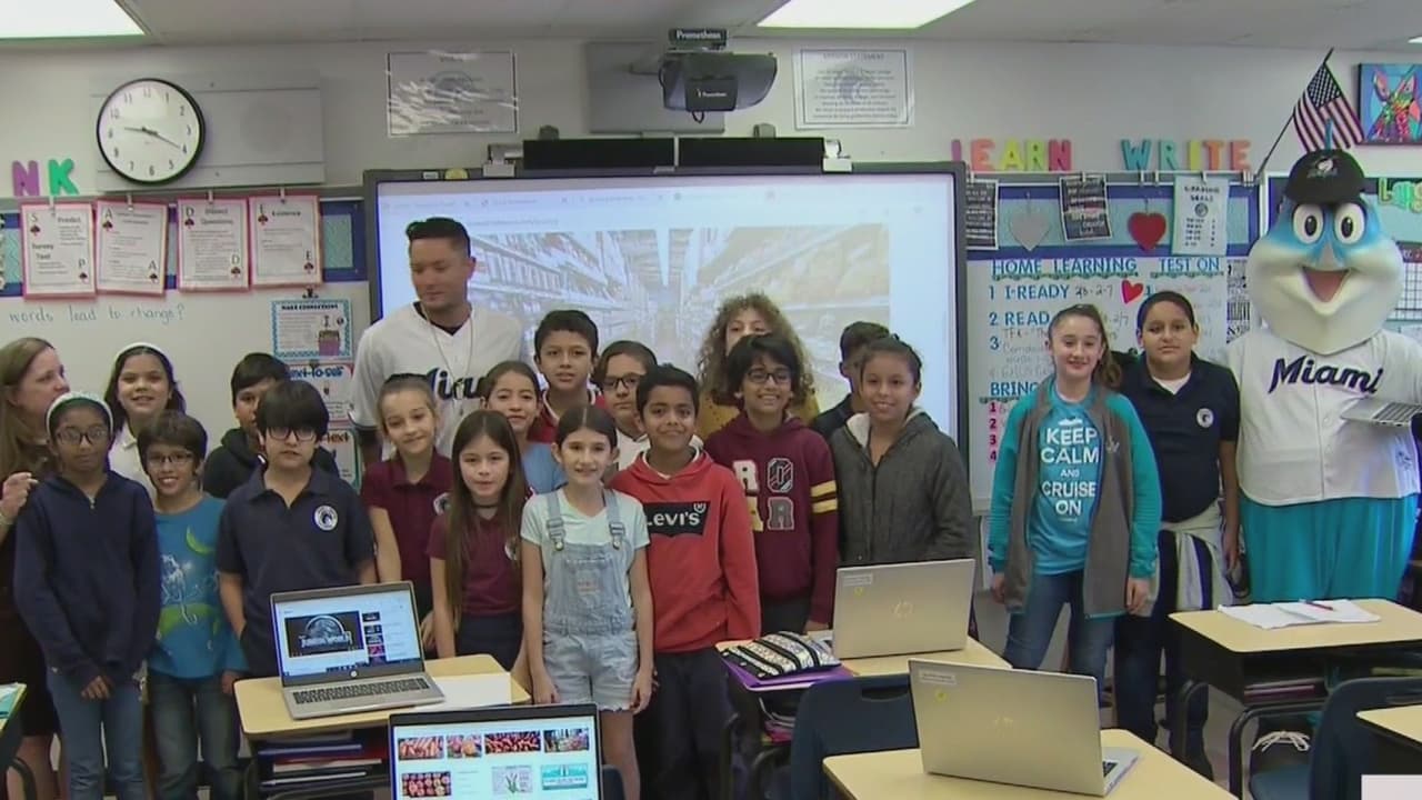 Comitiva de los Miami Marlins visita una escuela de Doral para entregar una donación de 50 computadores