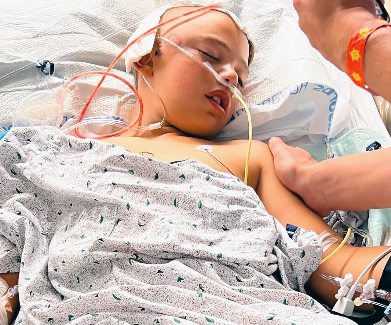 El pequeño lanzador sufrió de una perforación en una arteria, lo que causó una 
<b>hemorragia cerebral</b>. Los médicos retiraron parte de su cráneo para aliviar la inflamación y lograr
<b> operarlo de emergencia</b>.