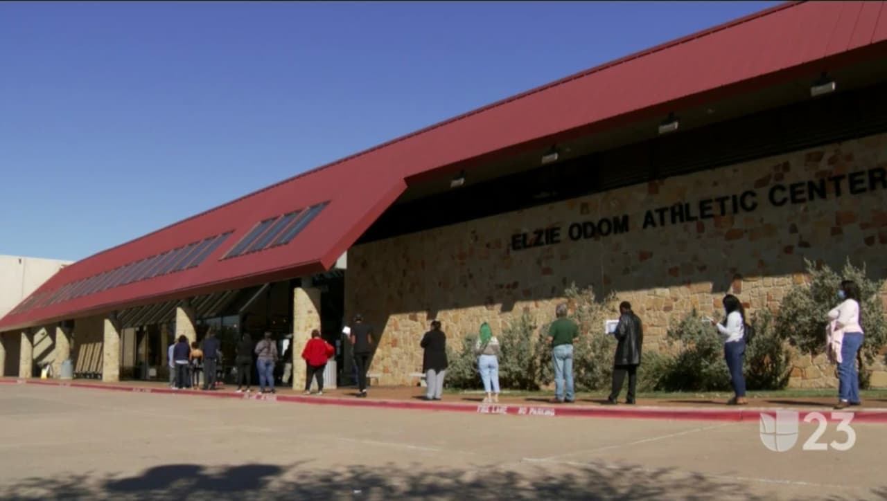 En el Elzie Odom Athletic Center esta mañana hubo filas de votantes que tuvieron que esperar hasta una hora.
