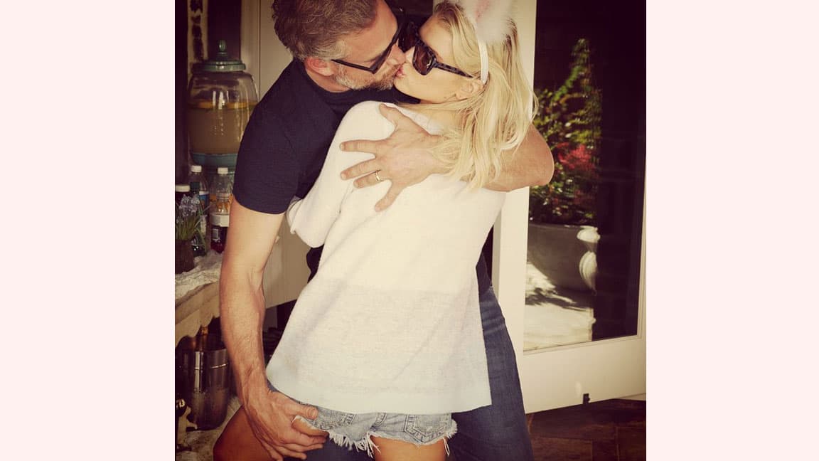 Jessica Simpson compartió en su cuenta de Instagram una candente foto en la que se presume lo mucho que le gusta besar a su esposo.