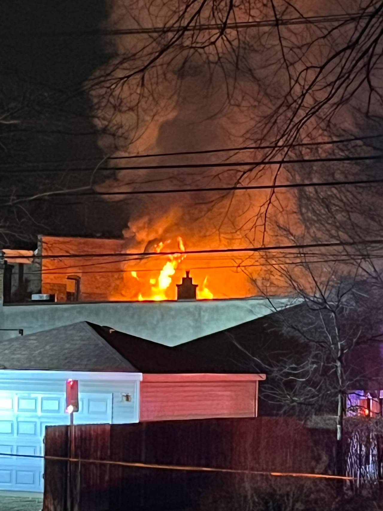 La primera alarma se activó en un negocio ubicado en 1402 Greenleaf St. alrededor de las 8:30 de la noche del domingo 28 de enero.