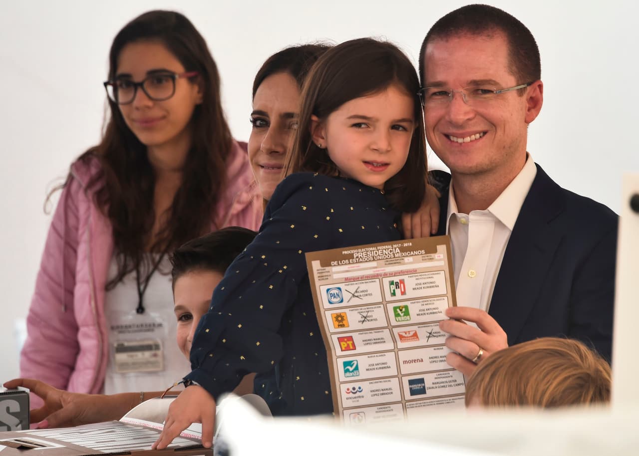 Ricardo Anaya fue acompañado por su esposa, Carolina Martínez, y sus hijos, Carmen, Mateo y Santiago.