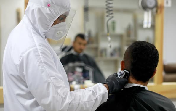 "Es más seguro entrar a una barbería que ir al cine": barberos hispanos reclaman como injusto no poder trabajar 