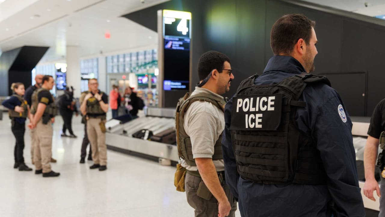 ¿Quiénes deben preocuparse por una posible detención por parte de ICE en un aeropuerto?: Abogado explica