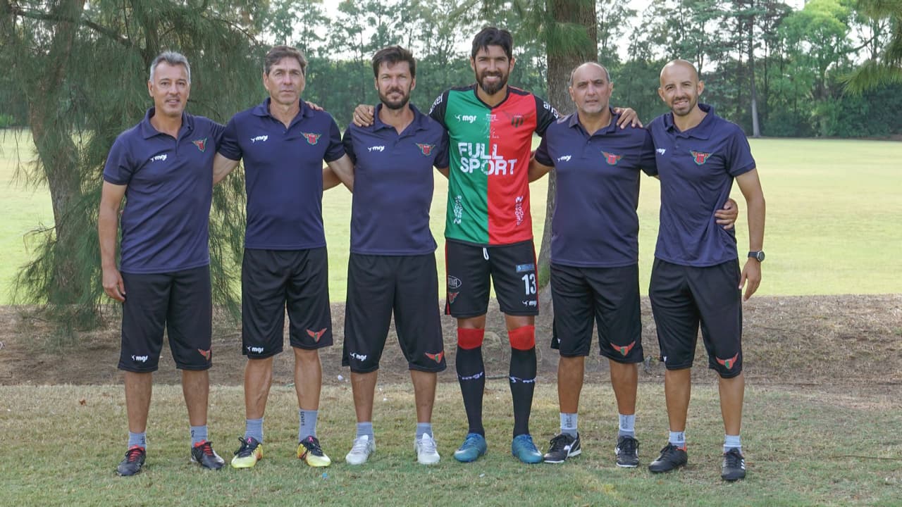 El Loco Abreu estaba de DT, entró al campo y su equipo anotó el gol del gane