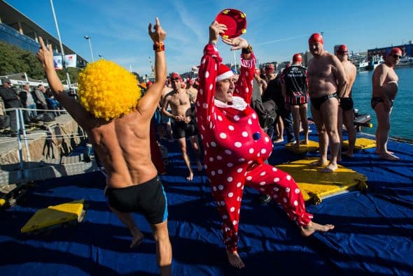 Donde nadan a través de unos 200 metros de agua.
