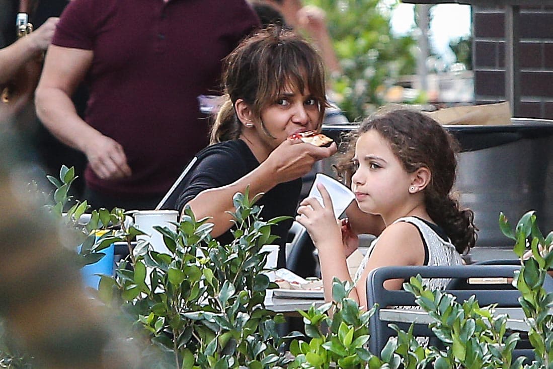 Nuevamente la estrella de cine salió a la calle sin maquillaje, despeinada y con la misma ropa.