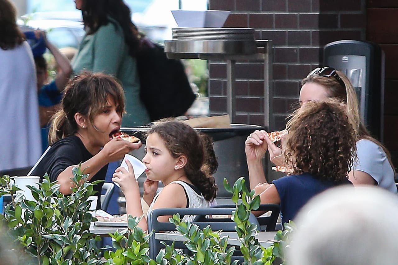 Días antes las cpamaras la captaron comiendo pizza con sus hijos y amigos.