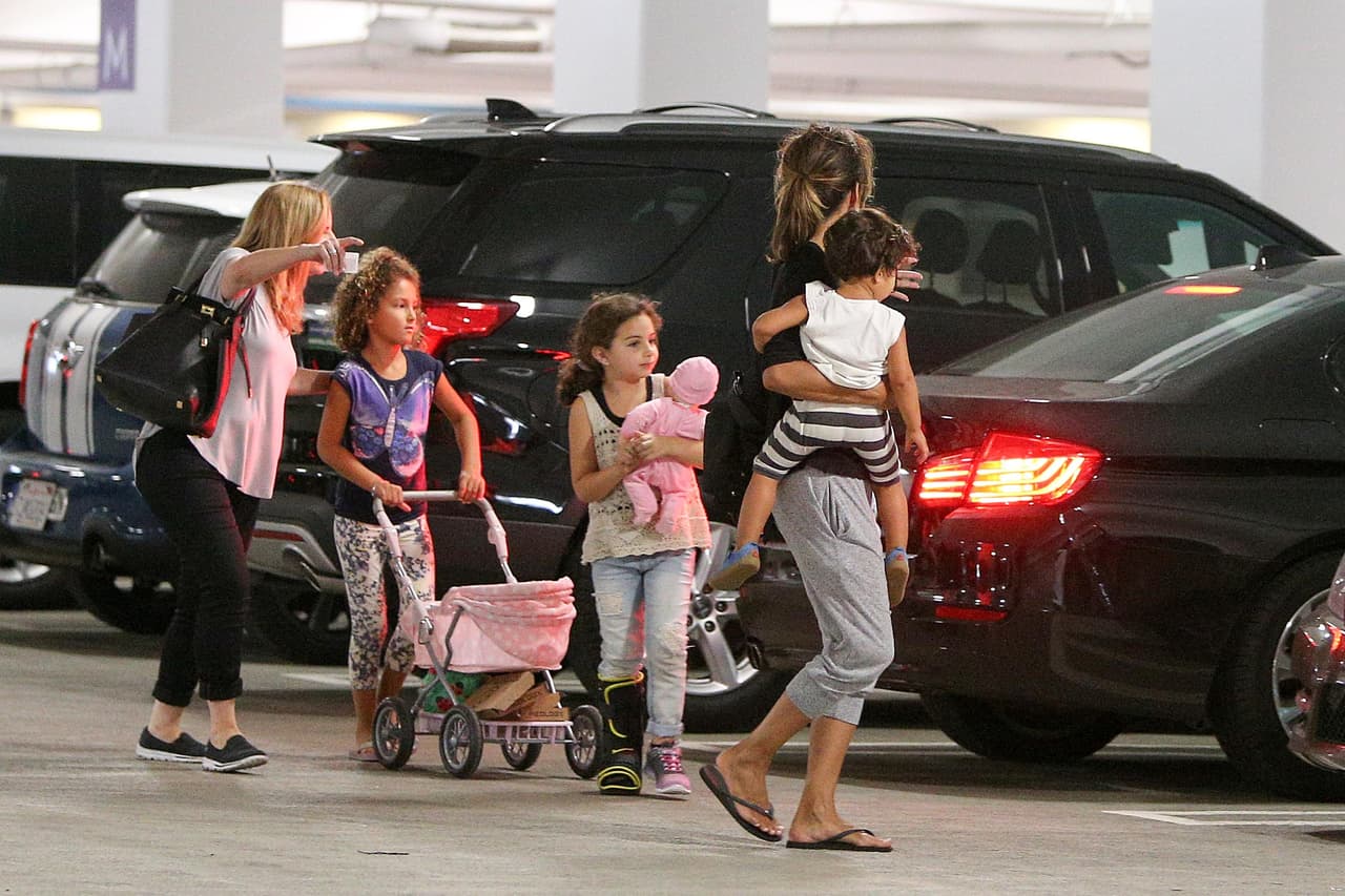 Aquí de paseo con sus hijos y una amiguita.