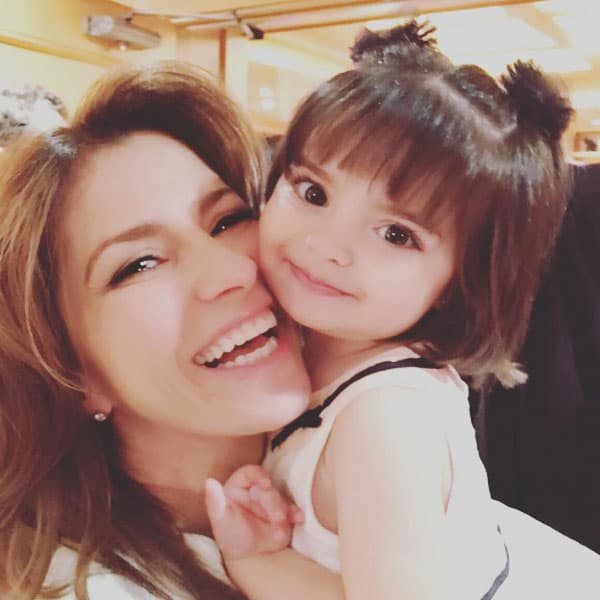 La pequeña ya comienza a demostrar que le gusta estar frente a las cámaras, siempre pone una sonrisa pícara y una tierna mirada.