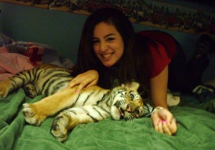 Era feliz de compartir con la naturaleza, como en esta foto con un tigrillo.