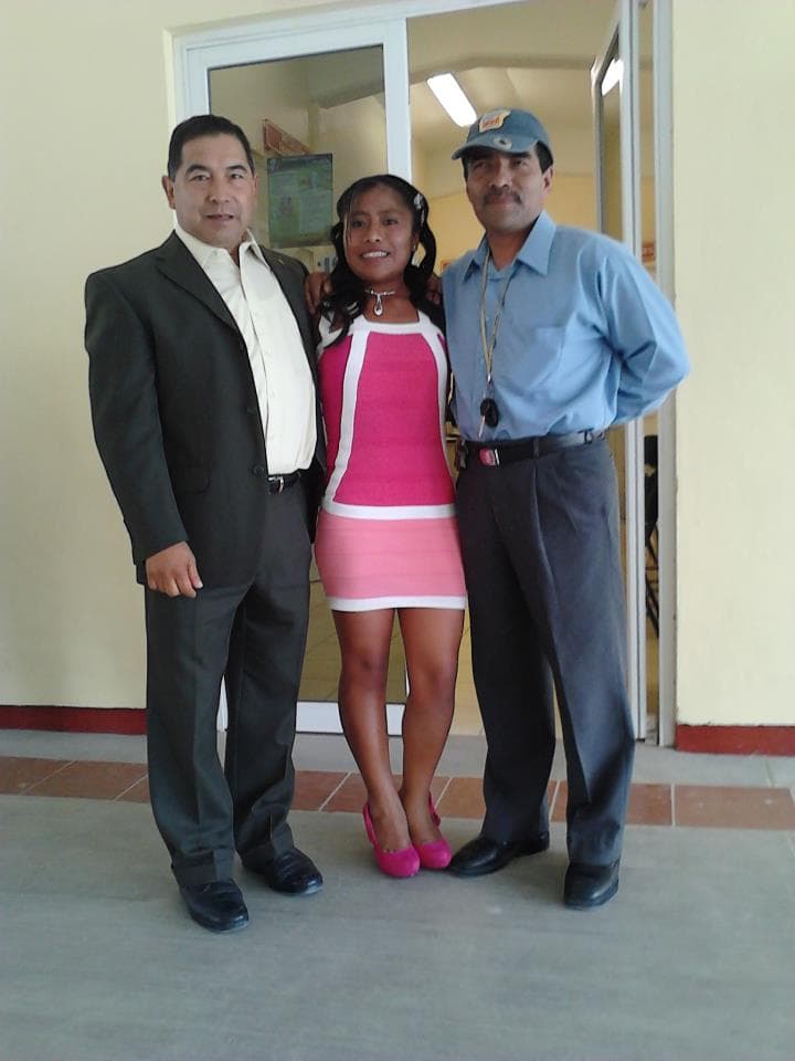 A los 19 años, compartió esta fotografía junto a sus profesores durante la ceremonia de clausura de sus estudios de bachillerato.