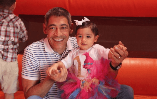 Johnny posó muy sonriente para las fotos con su nieta.