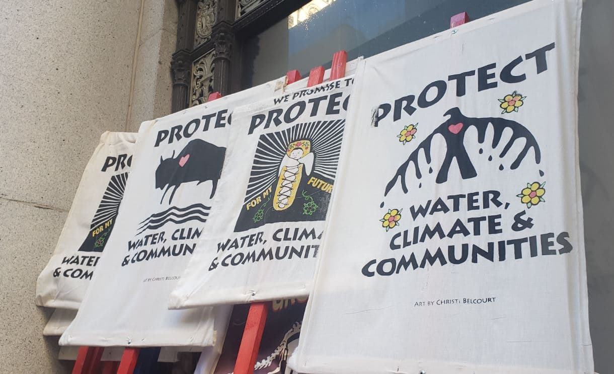 El viernes, decenas de miles de jóvenes se salieron de la escuela para marchar por el centro de San Francisco para exigir que los líderes federales tomen medidas frente al cambio climático.
<br>