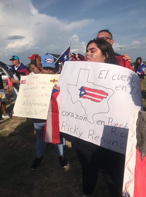 Desde el pasado fin de semana, miles de puertorriqueños han exigido la resignación del mandatario Rosselló luego de que varios funcionarios de su gobierno, entre ellos la ex secretaria del Departamento de Educación, Julia Keleher, fueran acusados a nivel federal por cargos de corrupción.